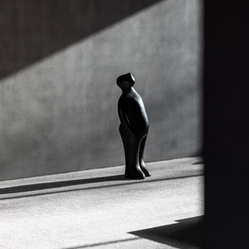 Bronzen beeld The Visitor Bronze Large van Guido Deleu