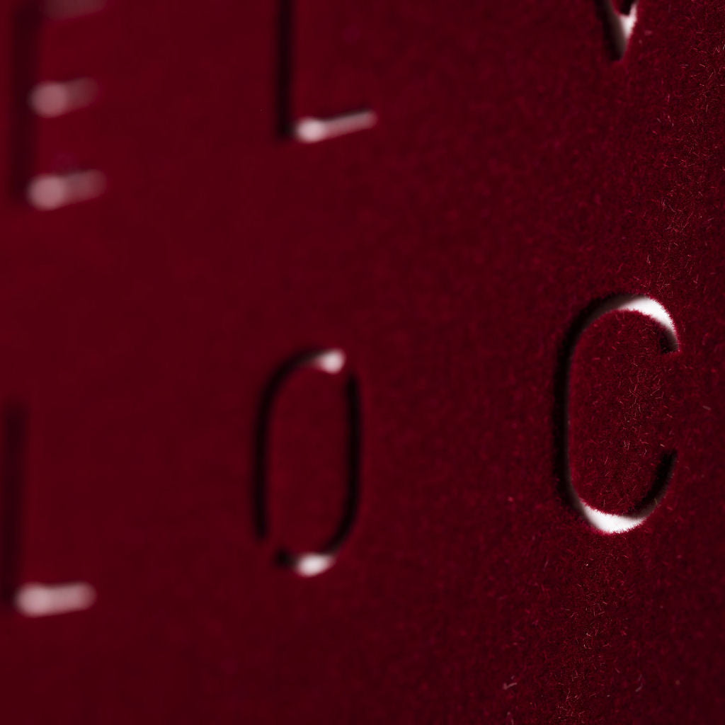 Frontpaneel QlockTwo Classic Velvet Red Detail
